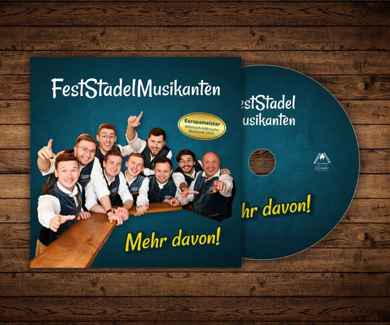 Jubelbild der Feststadelmusikanten mit Pokal.