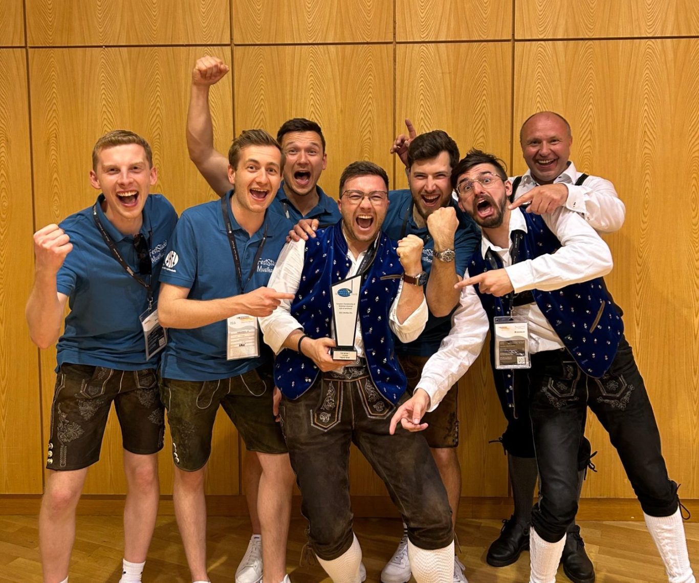 Jubelbild der Feststadelmusikanten mit Pokal.