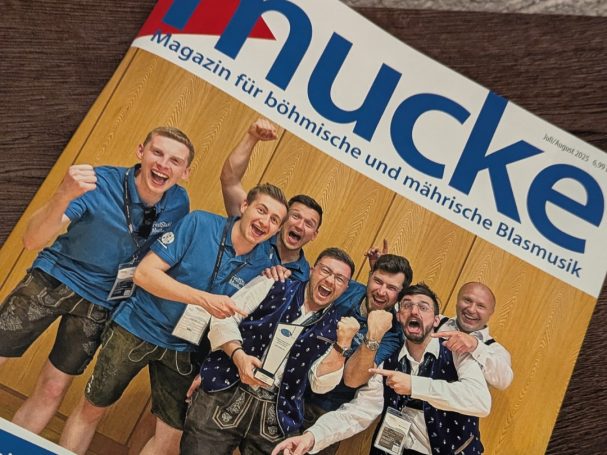 Cover des Mucke-Magazins mit den Feststadelmusikanten