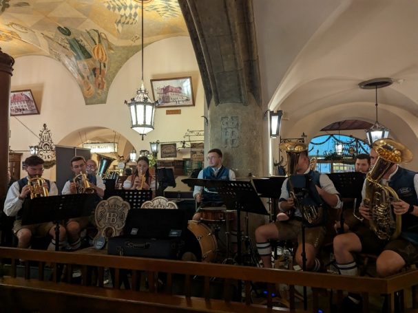 Die Feststadelmusikanten spielen auf einer kleinen Bühne im Münchener Hofbräuhaus.