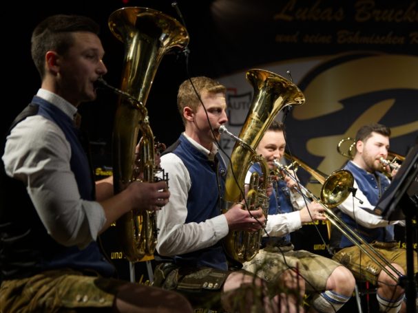 Nahaufnahme der Tenorhornisten und Posaunisten