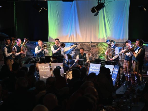 Totale der Feststadelmusikanten, alle Musiker stehen