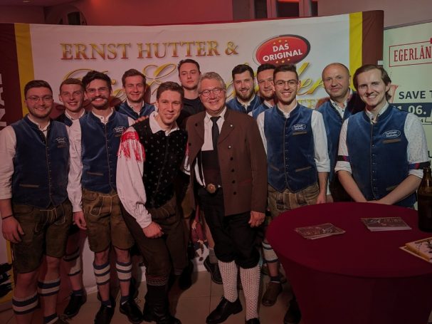 Gruppenbild der Feststadelmusikanten mit Ernst Hutter und Saso Avsenik 2024